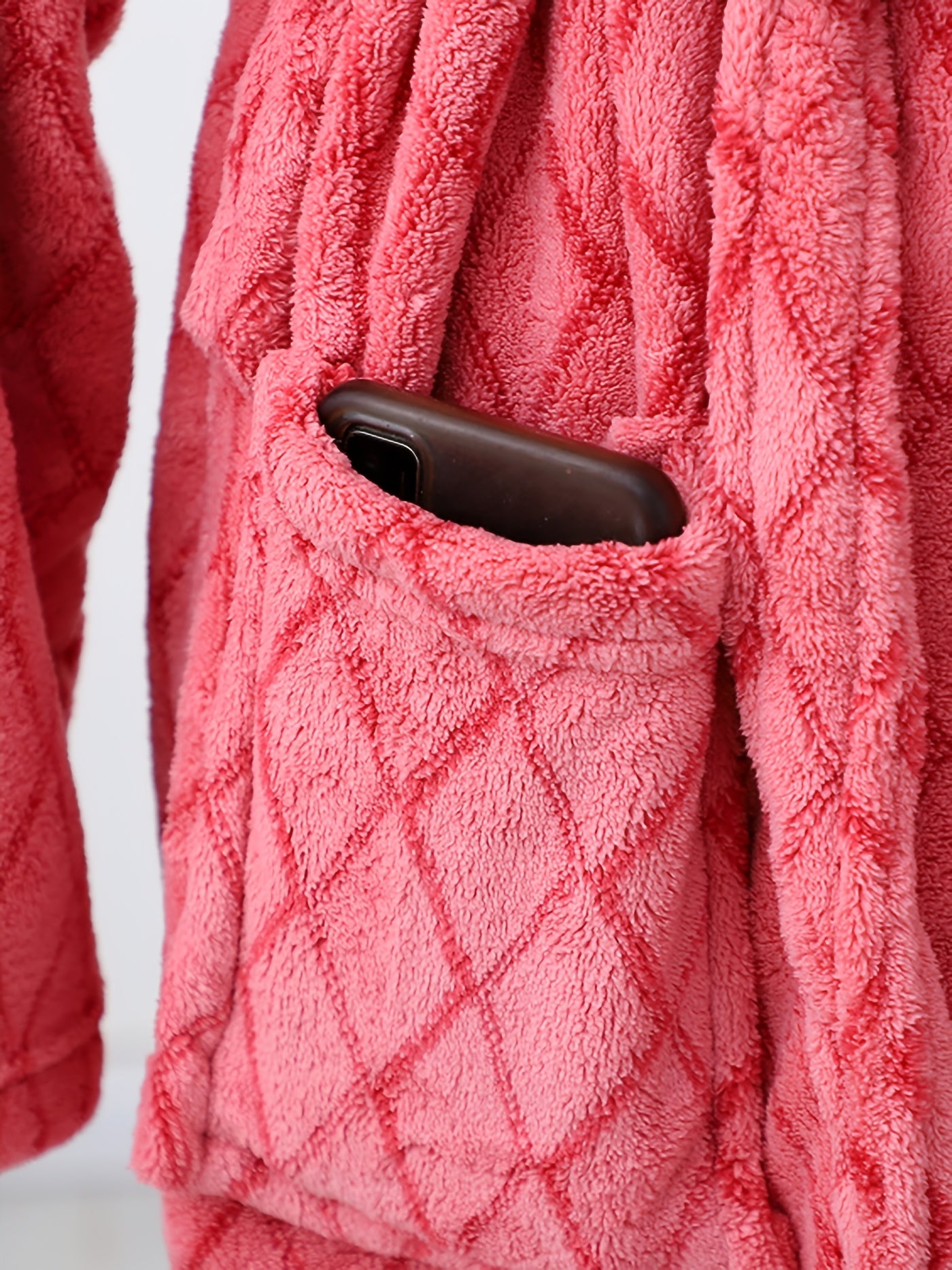 Peignoir polaire à capuche pour homme avec motifs relief et ceinture ajustable