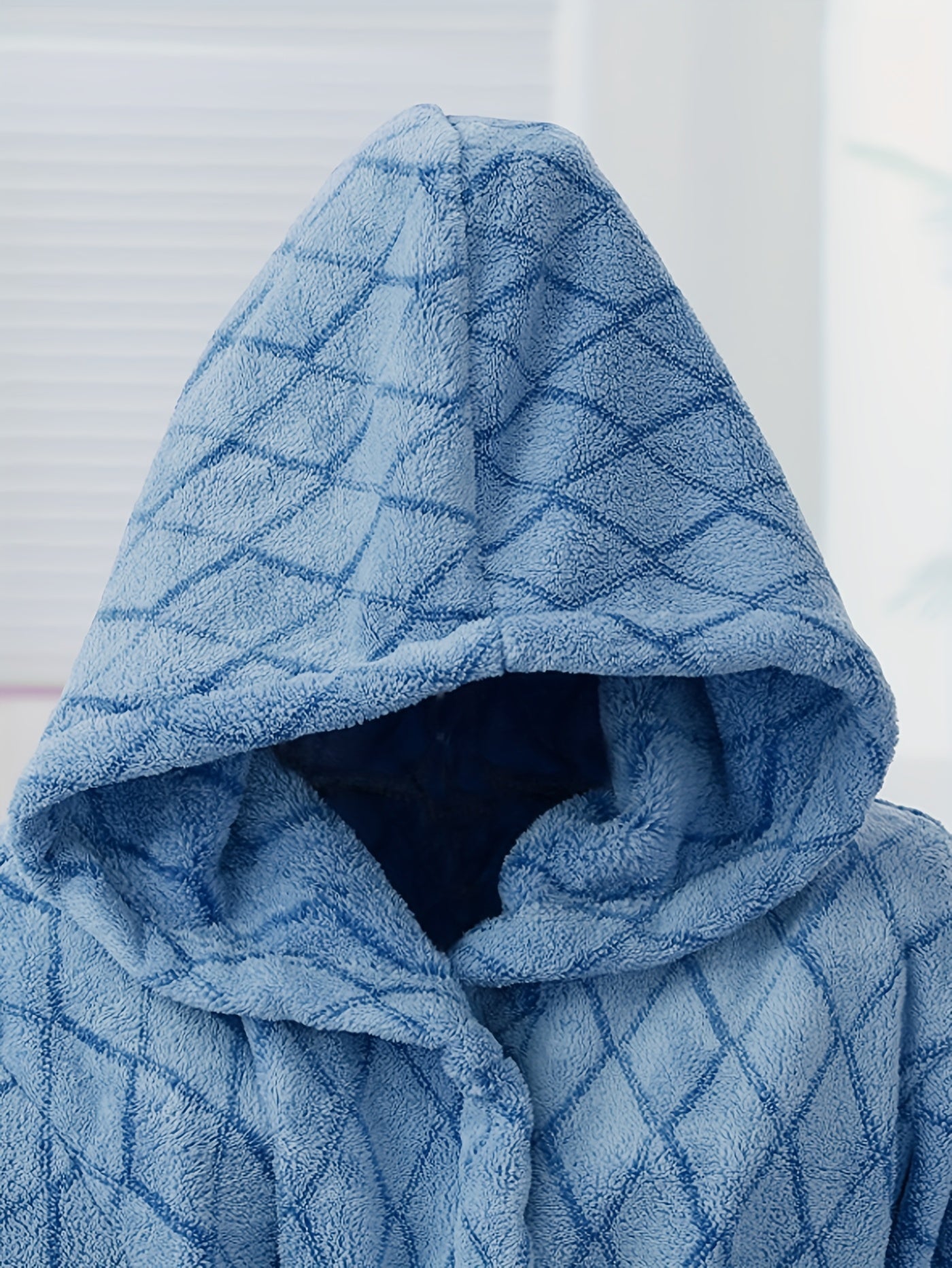 Peignoir polaire à capuche pour homme avec motifs relief et ceinture ajustable