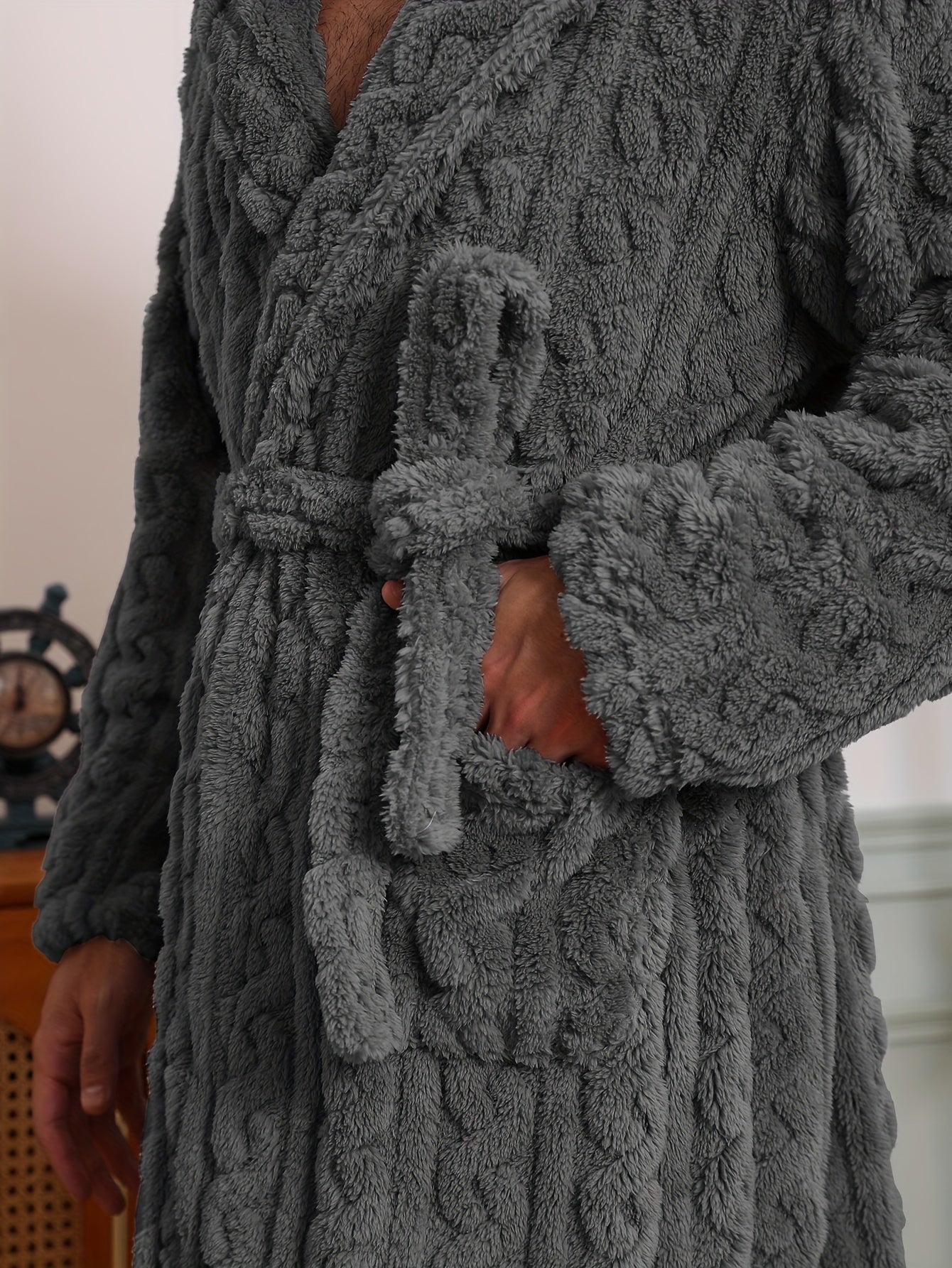 Peignoir homme effet torsadé en tissu éponge à capuche